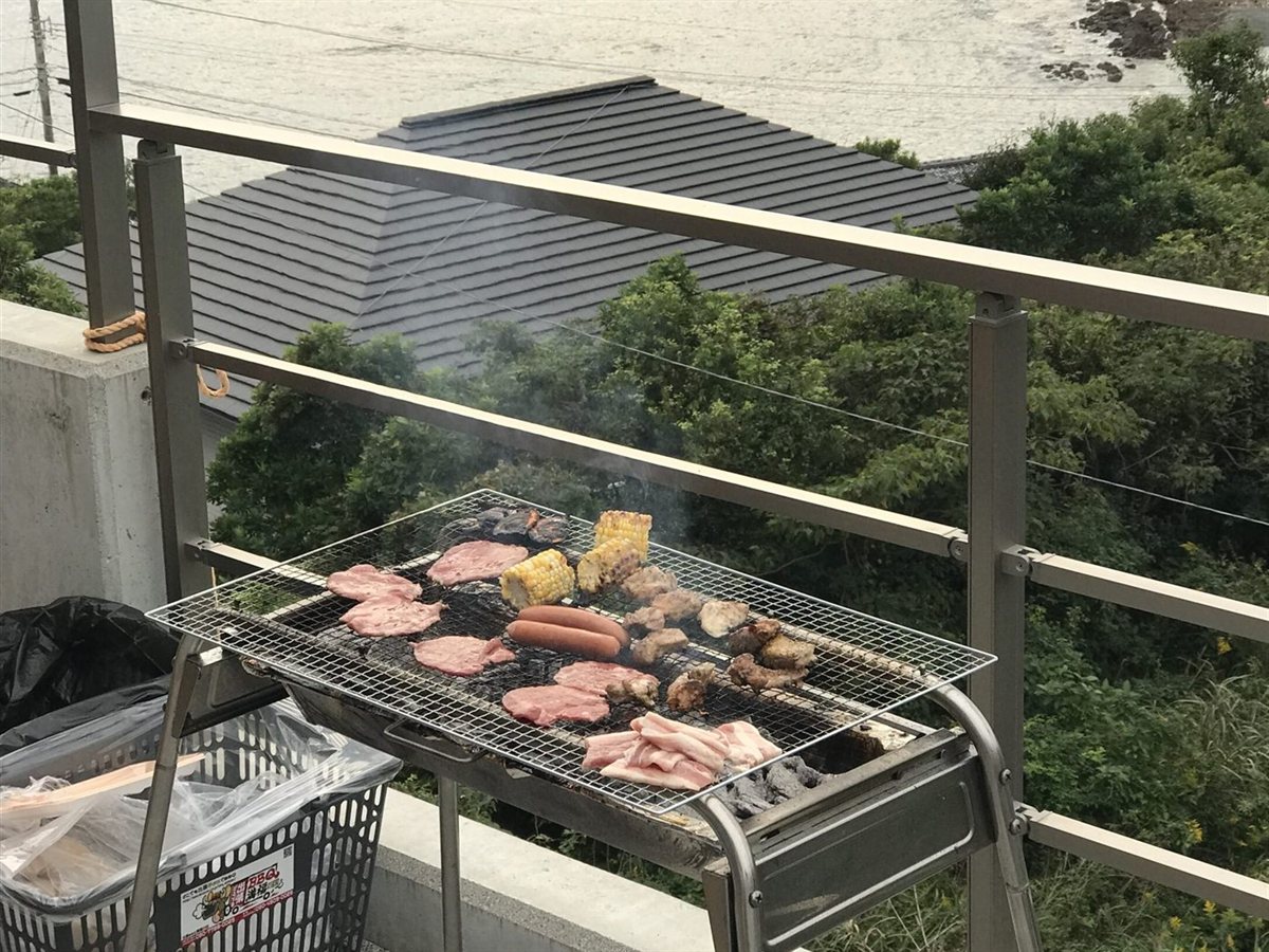 バルコニーで海を眺めながら楽しむバーベキュー