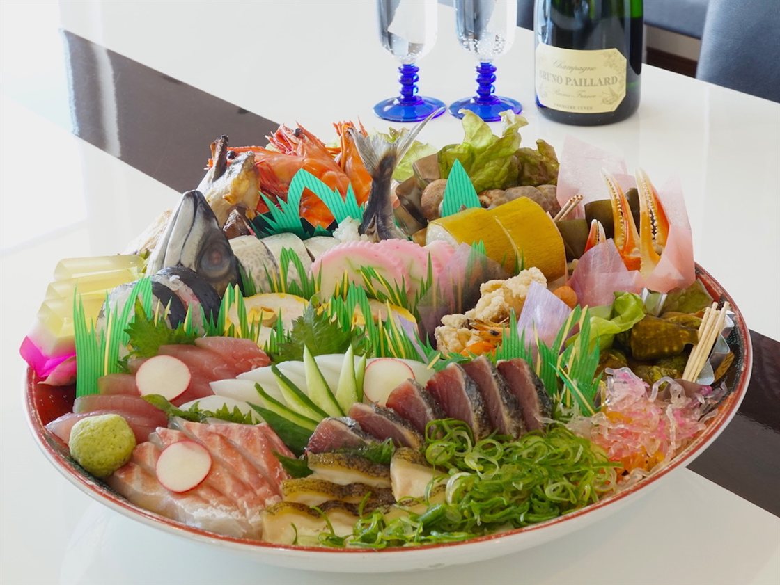 鰹のたたきや刺身を盛り込んだ高知の皿鉢料理